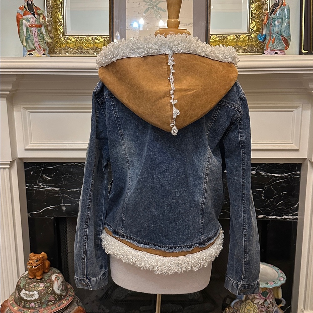 Women's Blue Sherpa-Lined Jean Jacket - Picture 4 of 6